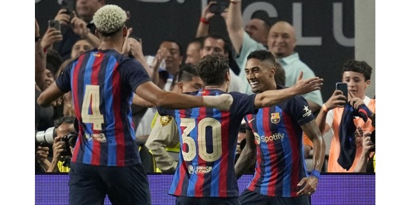 Rafinha aiuta il Barcellona a vincere